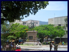 Plaza Gerardo Barrios 01 - statue